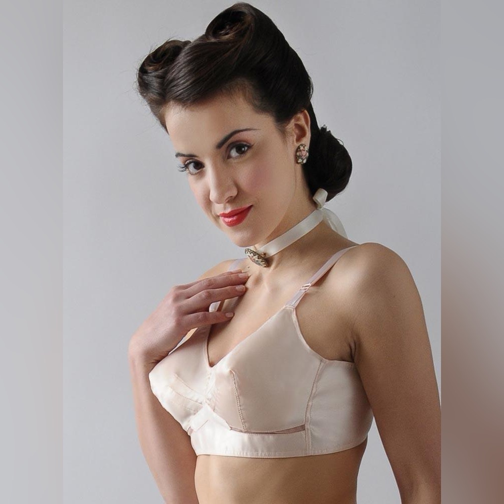 What Katie Did 1940s vintage peach cone bra size 32B NWT new